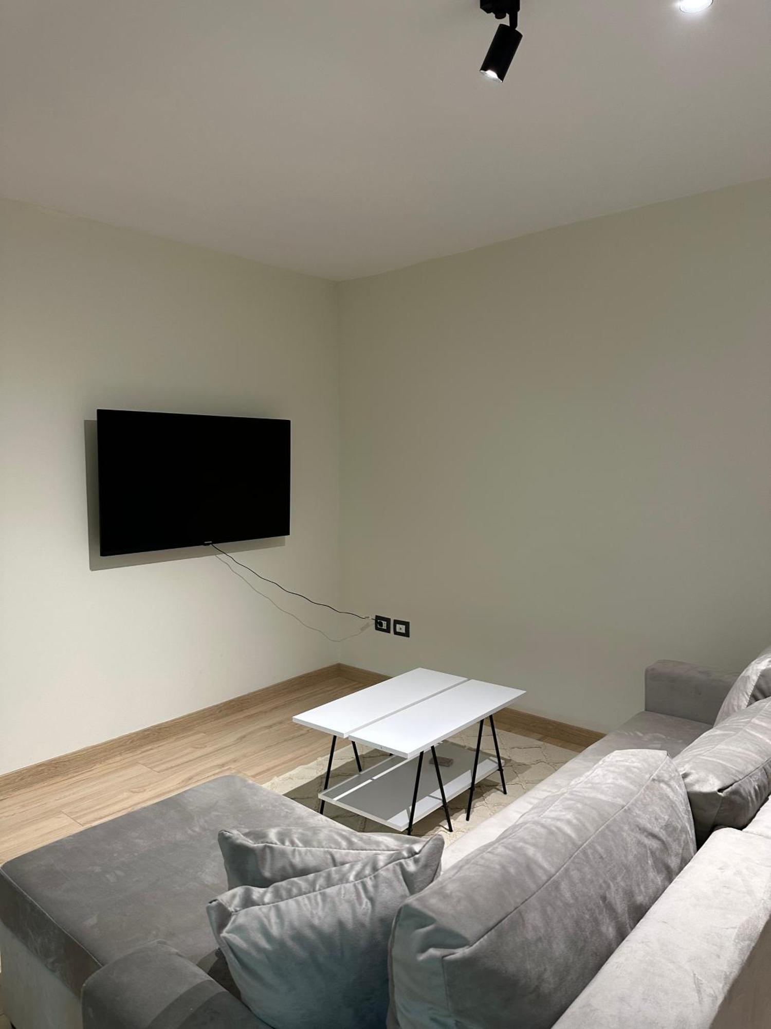 White Apartment, In The Center Of Tirana Exterior foto